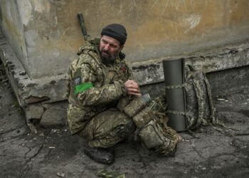 ANGGOTA tentera Ukraine bersedia untuk menyertai barisan hadapan berhampiran bandar Bakhmut di Donbas.-AFP