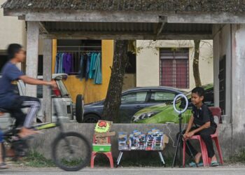 MUHAMMAD Khairie Danish Kamal Arifin melayan pengikutnya semasa membuat siaran langsung di TikTok dengan menjual Hot Wheels di Kampung Batin, Seberang Takir, Kuala Nerus, Terengganu. - UTUSAN/PUQTRA HAIRRY ROSLI