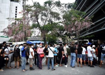 PENDUDUK menunggu untuk melakukan ujian saringan Covid-19 di sebuah pusat kesihatan di Thonglor, Bangkok ketika Thailand berdepan gelombang baharu jangkitan dikaitkan dengan pusat hiburan. - AFP