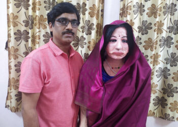 DINESH PATEL bersama robot humanoid, Shalu yang dibina menggunakan bahan buangan. - SWNS