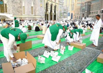 PEKERJA mengagihkan makanan berbuka puasa untuk jemaah di Masjidil Haram di Mekah. - SPA 