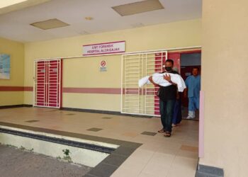 BAPA Nur Iman Irdina mendukung jenazah anak perempuannya di Unit Forensik Hospital Alor Gajah, Melaka. - UTUSAN/DIYANATUL ATIQAH ZAKARYA