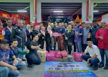 MD. Norhalim Md. Amin (berdiri empat kanan) hadir bersama NGO menyerah makanan untuk bersahur kepada wakil Balai Bomba dan Penyelamat Kluang dalam program singgah sahur, baru-baru ini.