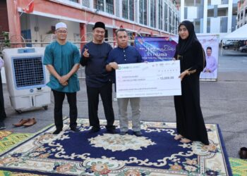SAHIDI Yaakob (tiga kiri) menyampaikan replika cek zakat Maiwp kepada wakil pelajar KPTM KB, Kelantan.