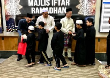 ZAWARI Abdullah (kanan) menyampaikan sumbangan zakat kepada asnaf di Majlis Penyampaian Sumbangan KPJ, Kota Bharu, Kelantan, semalam.- UTUSAN/ ROSLIZA MOHAMED