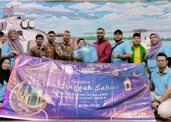 KAKITANGAN Taiping Medical Centre mengagihkan nasi Arab kepada anggota di BBP Kamunting dalam Program Singgah Sahur di Taiping baru -baru ini. – UTUSAN/WAT KAMAL ABAS