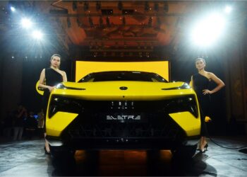 MODEL bersama Eletre, kenderaan utiliti sukan elektrik berprestasi tinggi dilancarkan oleh Lotus. – UTUSAN/SYAKIR RADIN
