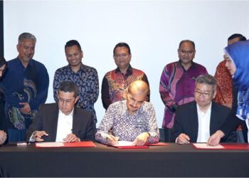 NIK Nazmi Nik Ahmad (berdiri dua, kiri) dan Alexander Nanta Linggi (berdiri tengah) menyaksikan Majlis Menandatangani Perjanjian Pajakan di antara PTP bersama PROLINTAS dan BESRAYA selaku Syarikat Konsesi Lebuhraya di bawah selian KKR. - UTUSAN/AMIR KHALID