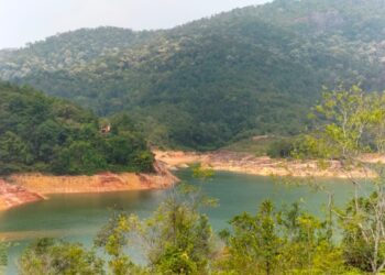 SITUASI terkini paras air di Empangan Teluk Bahang, Pulau Pinang 
yang susut mendadak ekoran cuaca panas.