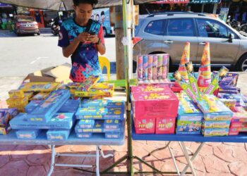 AMIR Zulkifli menjual mercun dan bunga api di bazar Ramadan Teluk Pulai, Klang, Selangor. - UTUSAN / MOHAMAD NAUFAL MOHAMAD IDRIS