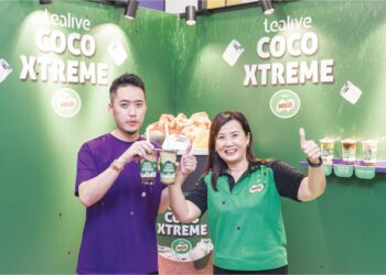 BRYAN Loo dan Yit Woon Lai menunjukkan minuman eksklusif Coco Xtreme, menu terbaharu tealive hasil berkongsian dengan MILO.