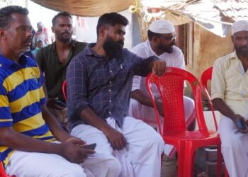 KUNNUMMAL Saithalavi (duduk tengah) bersama adiknya Kunnummal Siraj dan Jabir kehilangan ahli keluarga mereka dalam tragedi bot terbalik di Kerala. - AGENSI 