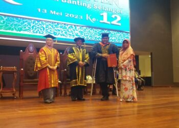 ABDUL Muiiz Hakim Khairul menerima skrol Diploma daripada Mohd. Noor pada konvokesyen itu di Banting, Selangor. - UTUSAN / ISKANDAR SHAH MOHAMED