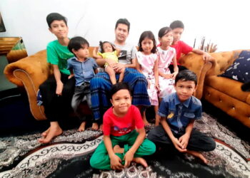 MOHD. Azizan Baba bersama lapan anaknya ketika ditemui Utusan Malaysia di Bachang, Melaka. - UTUSAN/AMRAN MULUP