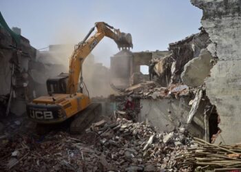 JENTOLAK digunakan untuk merobohkan rumah pemimpin Javed Ahmed yang didakwa terlibat dalam himpunan bantahan kenyataan hina mengenai Nabi Muhammad. - AFP