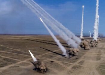 TENTERA Russia melancarkan roket dari sistem peluru berpandu ketika demonstrasi Kavkaz 2020 di pusat latihan Kapustin Yar. - AGENSI PERKHIDMATAN RUSSIA