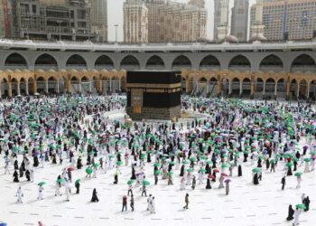 JEMAAH melakukan tawaf mengelilingi Kaabah di Masjidil Haram pada 22 Julai 2021. - AFP
