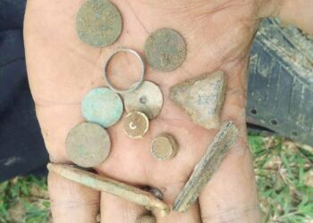 BEBERAPA artifak yang ditemukan oleh penceroboh makam ulama Chenor yang mencetuskan kemarahan penduduk.