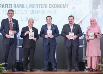 RAFIZI Ramli melancarkan buku Panduan dan Aplikasi Belanjawanku 2022/2023 di Menara KWSP Kwasa Damansara, semalam. Turut serta  Ahmad Badri Mohd. Zahir (dua, kiri) dan Ketua Pegawai Eksekutif KWSP, Datuk Seri Amir Hamzah Azizan (dua, kanan).  – UTUSAN/AFIQ RAZALI