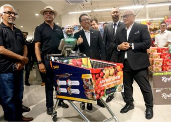 CHANG Lih Kang melancarkan EzyCart Smart Shopping Trolley di Putrajaya. - UTUSAN/FAISOL MUSTAFA