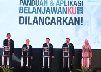 RAFIZI Ramli (tengah) melancarkan buku Panduan dan Aplikasi Belanjawanku 2022/2023 di Menara KWSP Kwasa Damansara. Turut serta Pengerusi KWSP, Tan Sri Ahmad Badri Mohd. Zahir (dua kiri) dan Ketua Pegawai Eksekutif KWSP, Datuk Seri Amir Hamzah Azizan (dua, kanan). - UTUSAN/AFIQ RAZALI