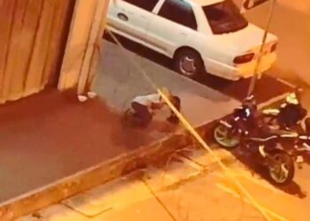 TINDAKAN wanita meloloskan diri dari pagar kawad berduri di Bandaran Berjaya, Kota Kinabalu yang tular dalam media sosial