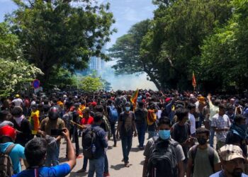 PENUNJUK perasaan menyertai protes antikerajaan di luar pejabat Perdana Menteri Sri Lanka di Colombo. - AFP 