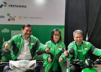 LUHUT Binsar Panjaitan bersama Presiden Pengarah Grab Indonesia, Ridzki Kramadibrata. - KOMPAS