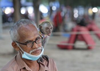 MAD Saad Din ditemani haiwan peliharaannya yang diberi nama Mat Dan ketika mengunjungi Pantai Klebang, Melaka. 
– UTUSAN/RASUL AZLI SAMAD