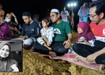 MOHD. Khusairi Mohd. Khaida (tiga dari kanan) kelihatan sebak sambil memangku Nur Nadiah Husna dan Nur Ulmiyah Nuha (dua dari kanan) semasa pengebumian jenazah Nor Dalila Iylia (gambar kecil) dan anaknya, Khalis di Tanah Perkuburan Islam, Bandar Ainsdale, Seremban, Negeri Sembilan. - UTUSAN