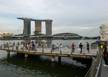HAMPIR sembilan daripada 10 responden warga Singapura menganggap kerajaan menangani pandemik Covid-19 dengan baik. - AFP    