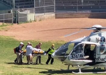 SALMAN Rushdie dikejarkan ke hospital dengan sebuah helikopter berhampiran Institut Chautauqua selepas serangan itu. - AFP 