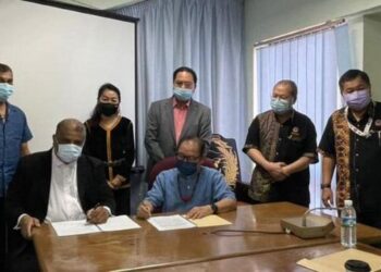 MARCEL Jude Joseph (duduk-kiri) dan Jeffrey Kitingan (duduk kanan) menandatangani persetujuan membayar sogit di KDCA Penampang, Sabah hari ini
