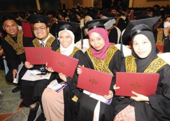 SEBAHAGIAN graduan menerima dploma masing-masing sempena Istiadat Konvokesyen INSTEDT Ke-15 di Lotus, Desaru Kota Tinggi, Johor. - MINGGUAN/RAJA JAAFAR ALI