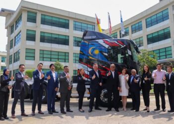 KERJASAMA antara PLUS dan Volvo termasuklah bertukar-tukar kepakaran dan teknologi dalam industri.