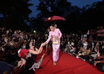 JATUPORN Saeoueng melakukan catwalk dengan pakaian tradisional berwarna merah jambu dalam protes 2020. - AGENSI