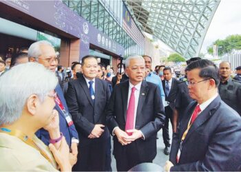 ISMAIL Sabri Yaakob dan Chow Kon Yew (kanan) ketika menghadiri Kongres Inovasi dan Teknologi Antarabangsa (WCIT) 2022 di Spice Arena, Bayan Baru, Pulau Pinang, semalam. – UTUSAN/IQBAL HAMDAN