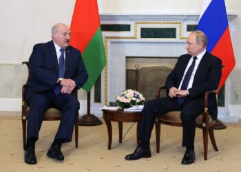 PRESIDEN Belarus, Alexander Lukashenko bertemu dengan Presiden Russia, Vladimir Putin di Saint Petersburg pada 25 Jun lalu. - AFP