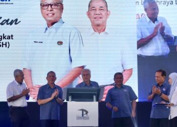 ISMAIL SABRI YAAKOB (tengah) Menandatangani plak perasmian sewaktu merasmikan pembukaan Lebuhraya Bertingkat Damansara-Shah Alam (DASH) di Plaza Tol Denai Alam, Shah Alam, Selangor pada hari ini. UTUSAN/ZULFADHLI ZAKI