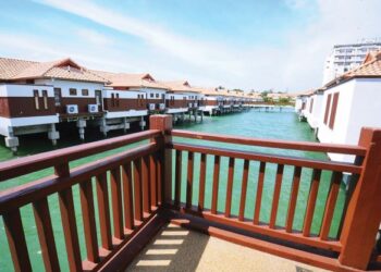 HOTEL-hotel di Port Dickson, Negeri Sembilan menerima peningkatan tempahan sebaik sahaja kebenaran aktiviti rentas negeri diumumkan. - UTUSAN/MOHD. SHAHJEHAN MAAMIN