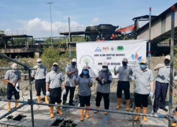 SHARIFAH Zakiah Syed Sahab (tengah) pada program Penanaman Pokok Bakau sempena Hari Alam Sekitar Negara peringkat negeri di MSM Prai Berhad, di Butterworth, Pulau Pinang hari ini.