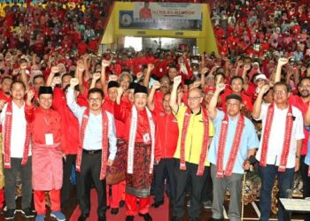 HAJIJI Noor (lima kiri) bersama barisan pimpinan Bersatu Sabah semasa Persidangan Tahunan Perwakilan Bersatu Tuaran hari ini.