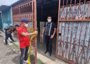 POLIS melakukan pemeriksaan di rumah yang menjadi lokasi penemuan empat mayat di Jakarta Barat, Indonesia. - AGENSI