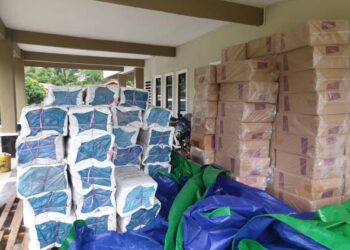 ROKOK seludup yang ditemukan dalam sebuah rumah di Changkat Jering, Taiping semalam. - UTUSAN/IHSAN POLIS MARIN