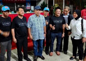 ANIFAH Aman (tiga kanan) semasa menghadiri Perhimpunan Kebangkitan Rakyat Putatan semalam