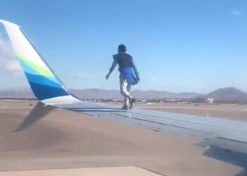 GAMBAR daripada rakaman video menunjukkan seorang lelaki berjalan di atas sayap pesawat Alaska Airlines. - AGENSI