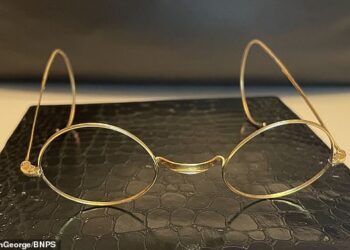 BINGKAI cermin mata bersadur emas yang dipercayai milik Mahatma Gandhi akan dijual dalam acara lelong. - WILLIAM GEORGE