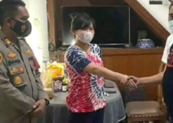 PEGAWAI polis Pulogadung memohon maaf kepada Meta Kumala di rumahnya di Jakarta Timur, Indonesia. - AGENSI