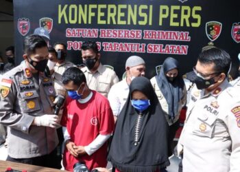 IBU bapa mangsa ketika menghadiri sidang polis di Padang Lawas Utara, Indonesia. - AGENSI