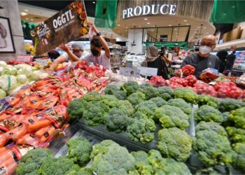 HARGA  barangan makanan terutama produk import dijangka terus meningkat berikutan nilai ringgit yang lebih rendah berbanding dolar Amerika Syarikat. – GAMBAR HIASAN